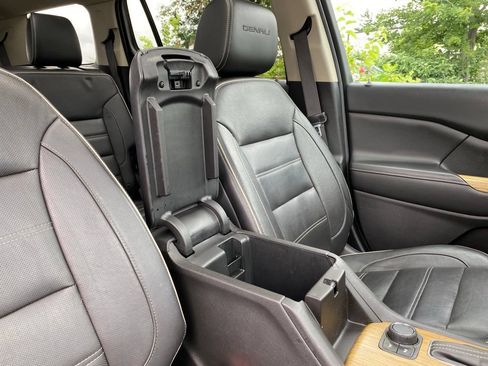Used 2017 GMC Acadia Denali w/ Technology Package FWD image 43