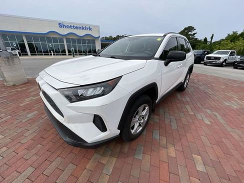 Used 2020 Toyota RAV4 LE FWD image 2