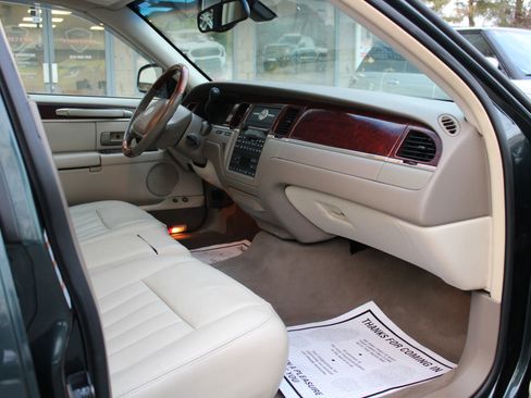 Used 2003 Lincoln Town Car Signature image 14