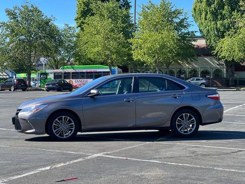 Used 2017 Toyota Camry SE FWD image 2