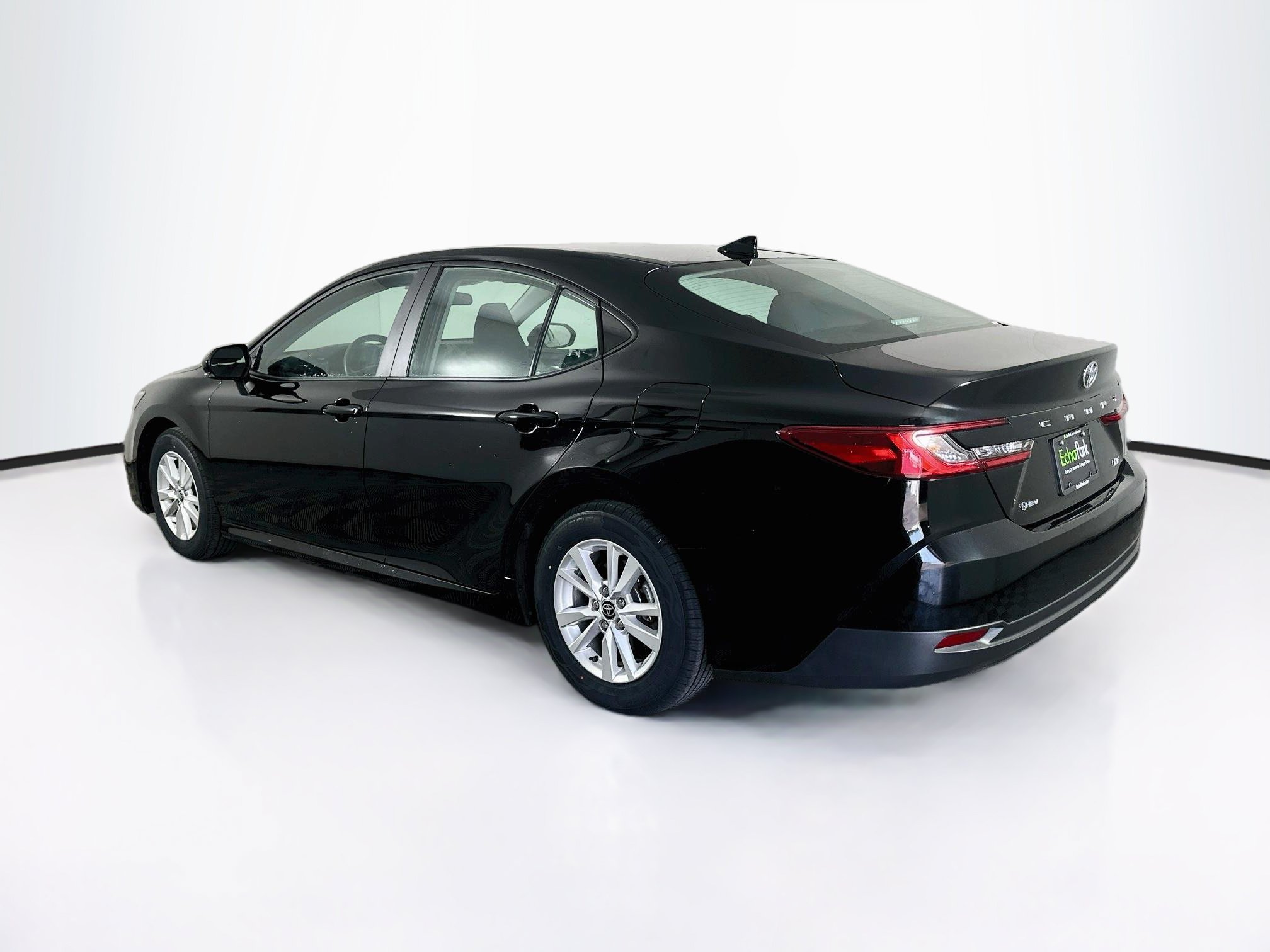 Used 2025 Toyota Camry LE FWD image 5