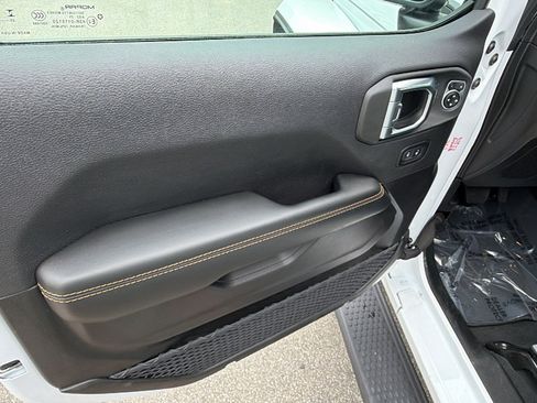 Used 2025 Jeep Wrangler Sahara image 14