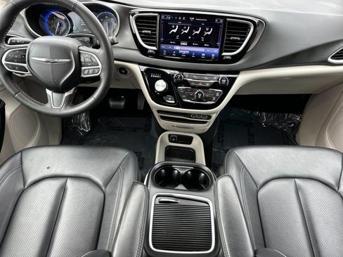 Used 2024 Chrysler Pacifica Touring-L FWD image 12