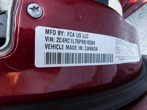 Used 2023 Chrysler Pacifica Touring-L FWD image 8