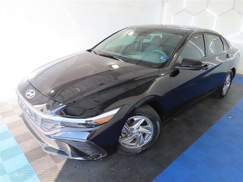 Used 2025 Hyundai Elantra SE FWD image 4
