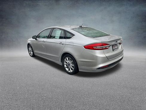 Used 2017 Ford Fusion SE w/ Fusion SE Technology Package image 3