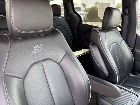 Used 2025 Chrysler Pacifica Limited FWD image 37