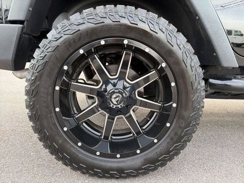 Used 2018 Jeep Wrangler Unlimited Rubicon w/ Connectivity Group AWD/4WD image 12