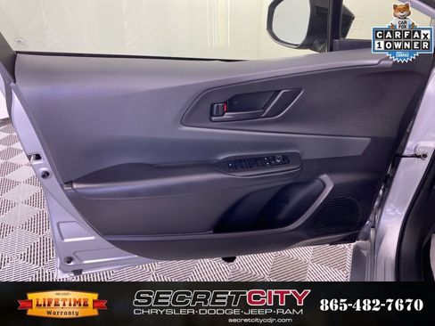 Used 2025 Toyota Prius LE FWD image 12
