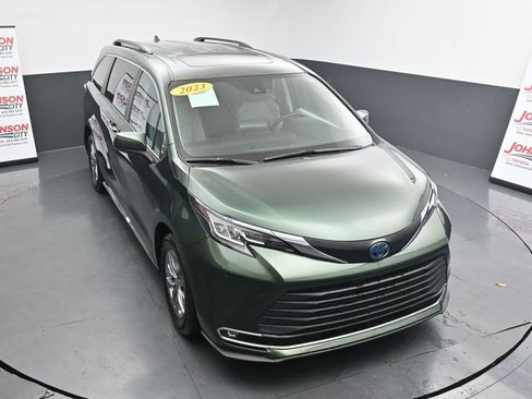 Used 2023 Toyota Sienna XLE image 27
