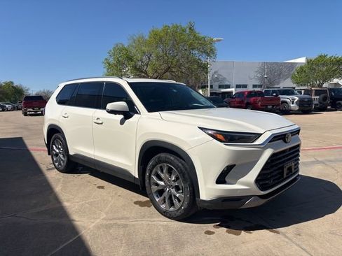 Used 2024 Toyota Grand Highlander Limited image 3