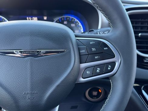 Used 2025 Chrysler Pacifica Select FWD image 20