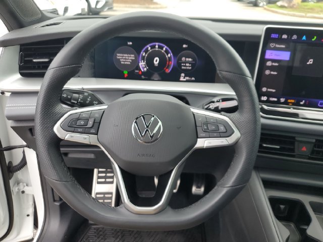 Used 2025 Volkswagen Tiguan SE R-Line AWD/4WD image 32