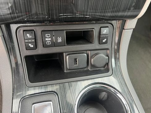 Used 2017 Chevrolet Traverse LT w/ Style and Technology Package FWD image 17