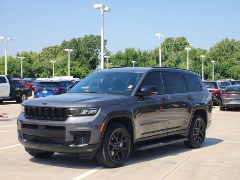 Used 2024 Jeep Grand Cherokee L Laredo RWD image 3
