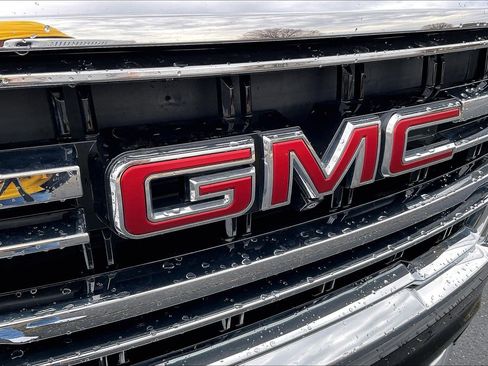 Used 2024 GMC Yukon SLT w/ SLT Luxury Package image 26