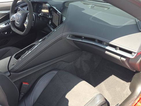 Used 2025 Chevrolet Corvette Stingray Preferred Conv w/ Z51 Performance Package RWD image 17