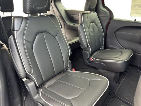 New 2026 Chrysler Pacifica Limited image 12