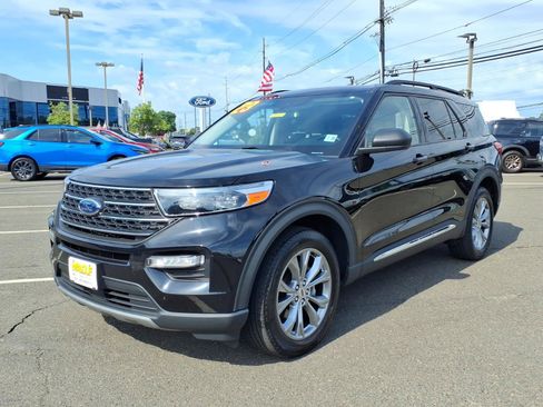 Used 2023 Ford Explorer XLT w/ Equipment Group 202A AWD/4WD image 3