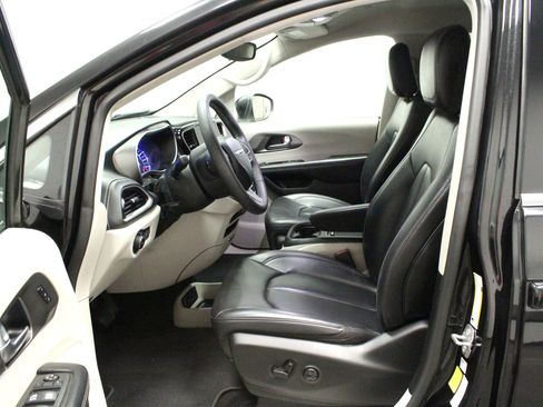 Used 2023 Chrysler Pacifica Touring-L FWD image 12