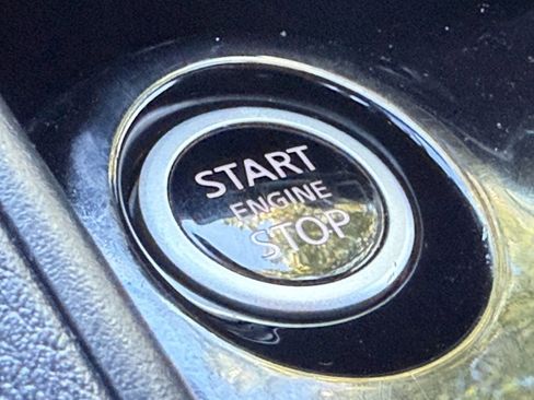 Used 2021 Nissan Versa SR image 19