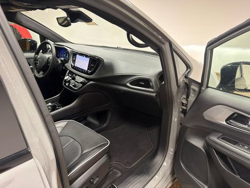 Used 2025 Chrysler Pacifica Limited FWD image 31