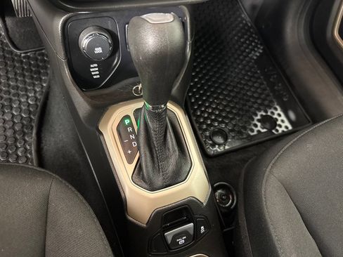 Used 2017 Jeep Renegade Latitude w/ Cold Weather Group image 21