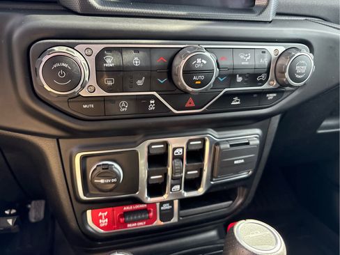 Used 2023 Jeep Gladiator Mojave w/ Cold Weather Group image 21