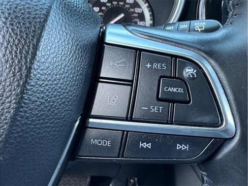 Used 2021 Toyota Highlander XLE FWD image 15