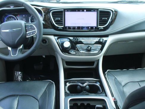 Used 2023 Chrysler Pacifica Limited image 14