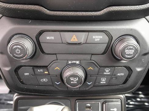 Used 2019 Jeep Renegade Trailhawk AWD/4WD image 23