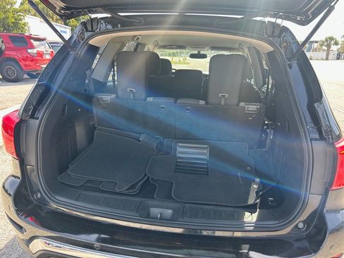 Used 2017 Nissan Pathfinder SV image 7