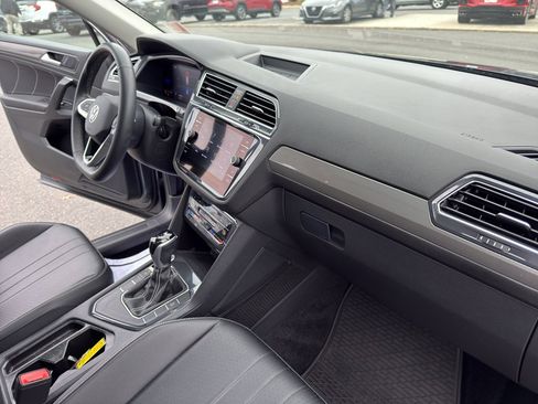Used 2022 Volkswagen Tiguan SE image 33