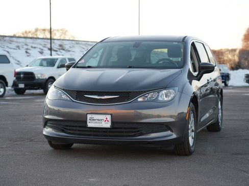 Used 2020 Chrysler Voyager LX image 5