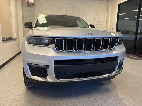 Used 2022 Jeep Grand Cherokee L Limited AWD/4WD image 32