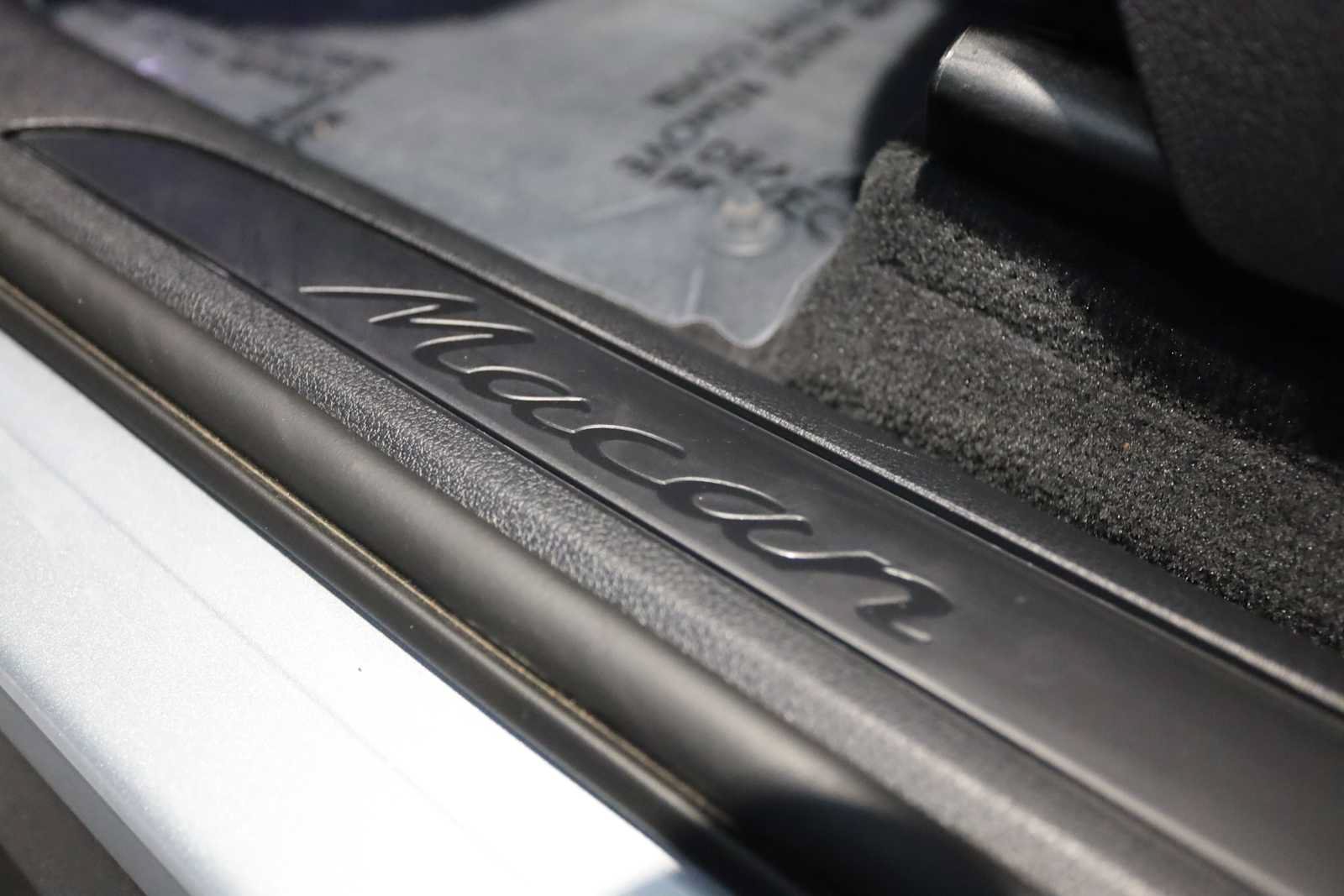 Used 2025 Porsche Macan AWD/4WD image 25