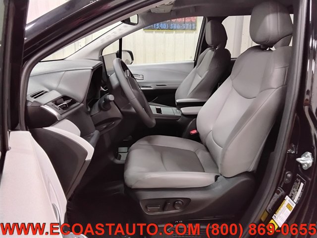 Used 2025 Toyota Sienna XLE FWD image 10