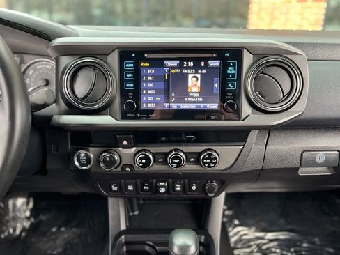 Used 2018 Toyota Tacoma TRD Off-Road w/ Technology Package image 16