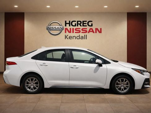 Used 2024 Toyota Corolla SE FWD image 3