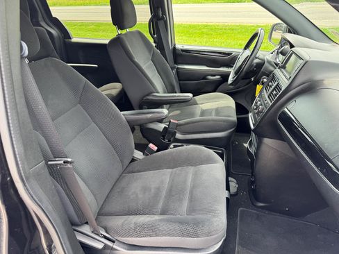 Used 2019 Dodge Grand Caravan SE FWD image 12