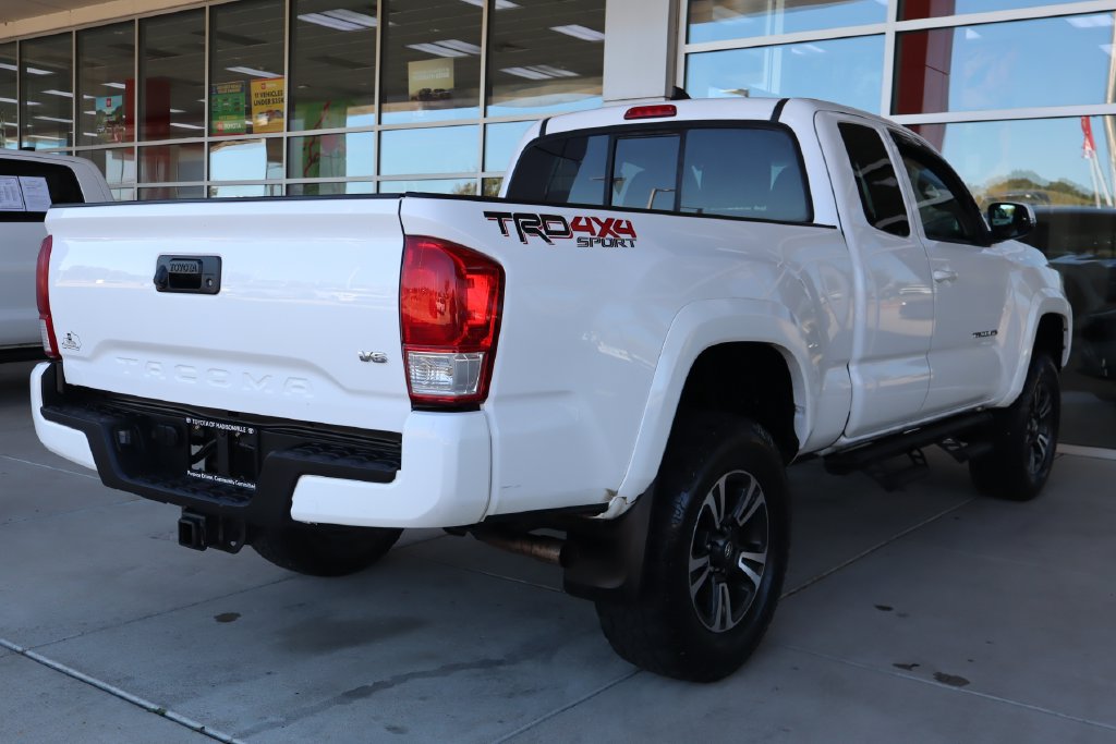 Used 2017 Toyota Tacoma TRD Sport w/ Tow Package (A/T) AWD/4WD image 9