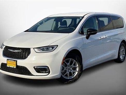 Used 2024 Chrysler Pacifica Touring-L image 2