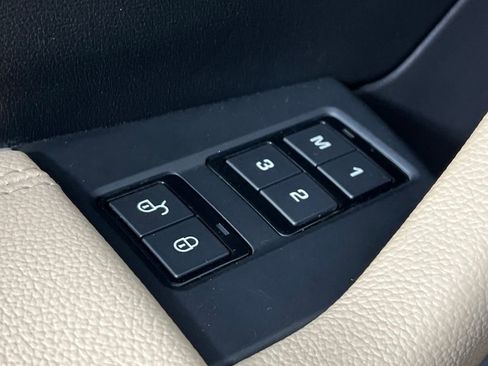 Used 2017 Jaguar F-PACE Premium image 21