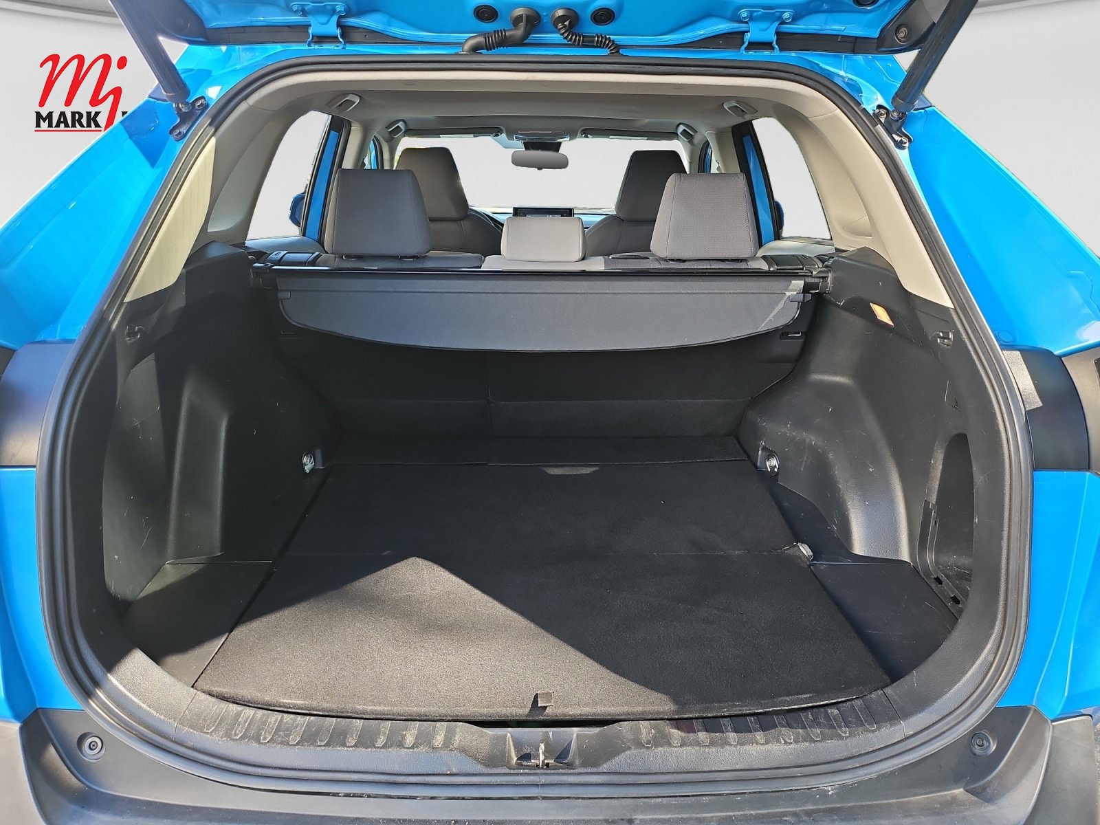 Used 2019 Toyota RAV4 XLE w/ Convenience Package FWD image 17