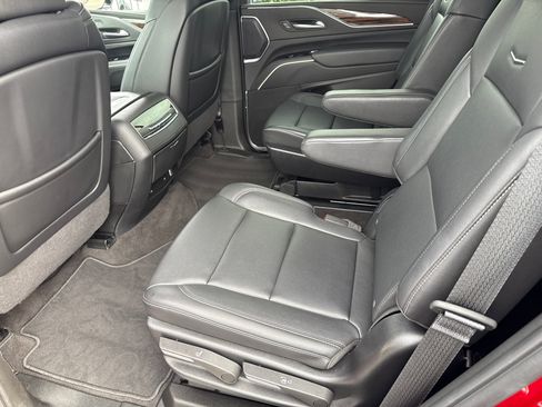 Used 2024 Cadillac Escalade Luxury AWD/4WD image 18