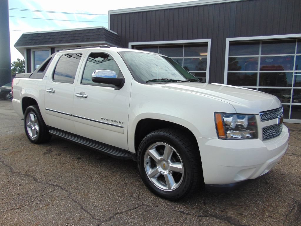 Used 2010 Chevrolet Avalanche LTZ AWD/4WD image 6