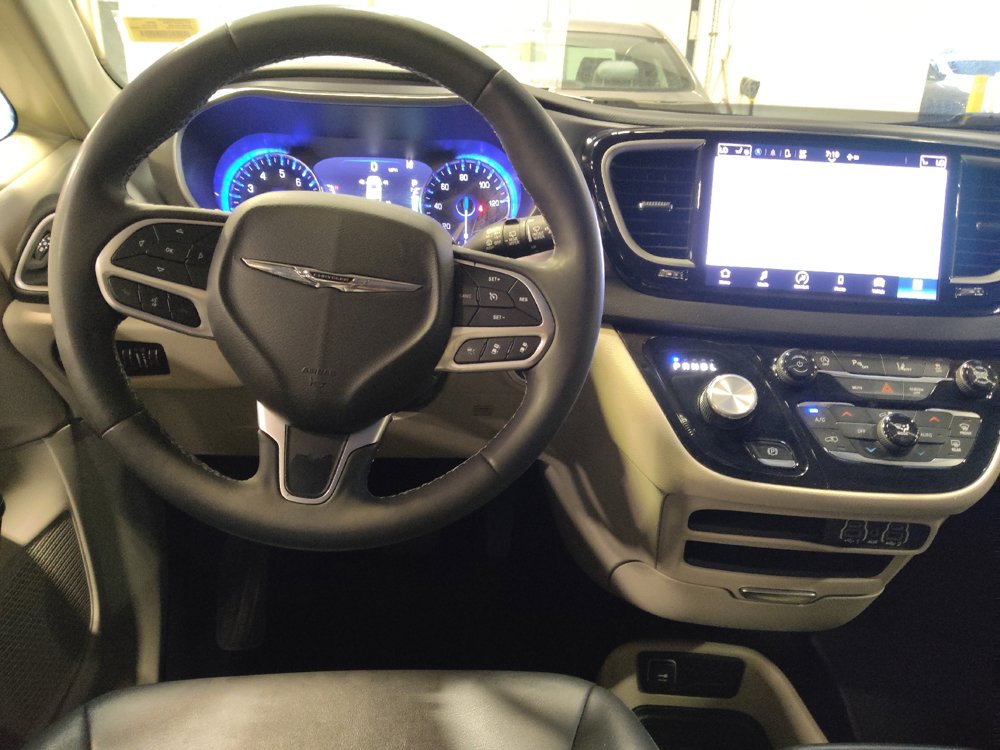 Used 2024 Chrysler Pacifica Touring-L FWD image 22
