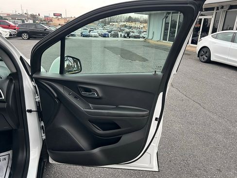 Used 2022 Chevrolet Trax LT w/ LT Convenience Package image 36