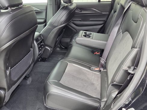 Used 2025 Jeep Grand Cherokee Altitude image 4