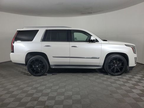 Used 2016 Cadillac Escalade Luxury image 3